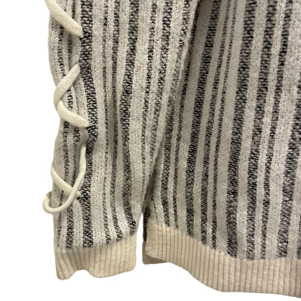 ROCK & REPUBLIC Women’s Striped Long Sleeve Sweater Size Medium - Picture 11 of 15